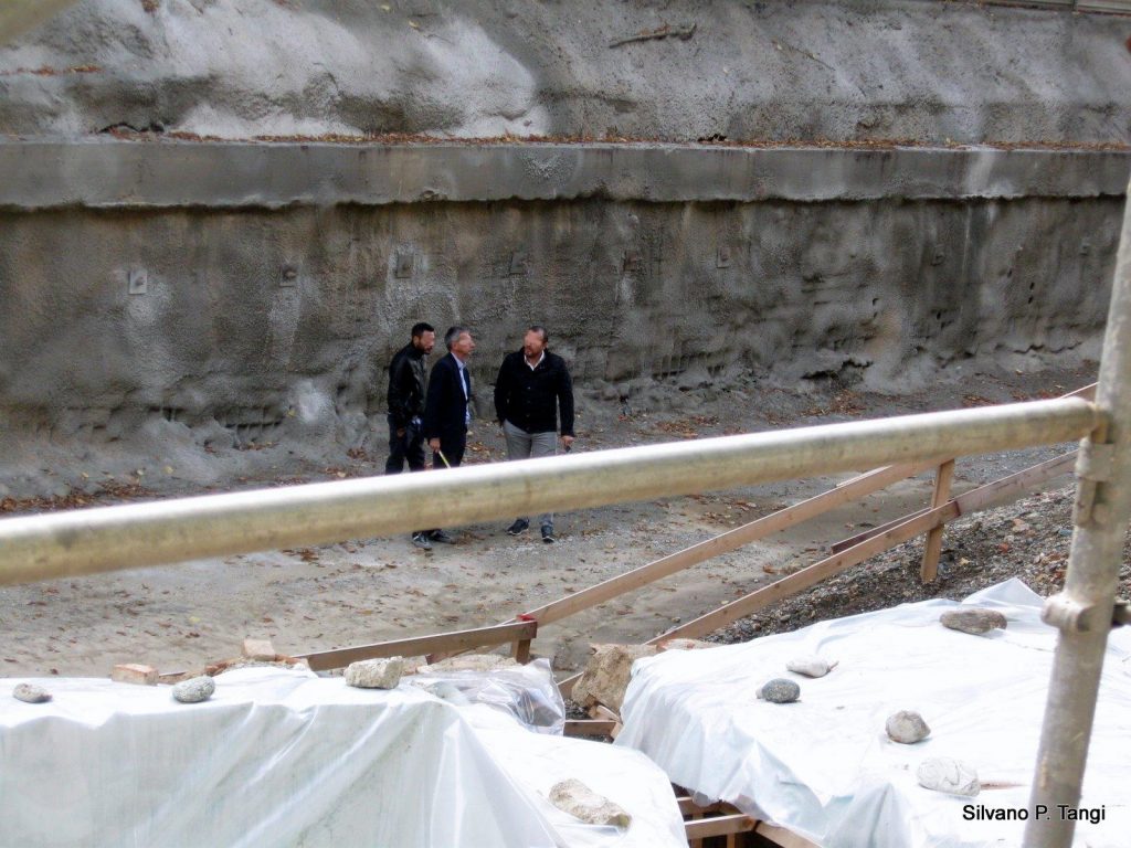 Al cantiere oggi si sta progettando come eliminare quello che resta della Cittadella. Mi piacerebbe proprio saperlo (S.T., 25.9.2015).